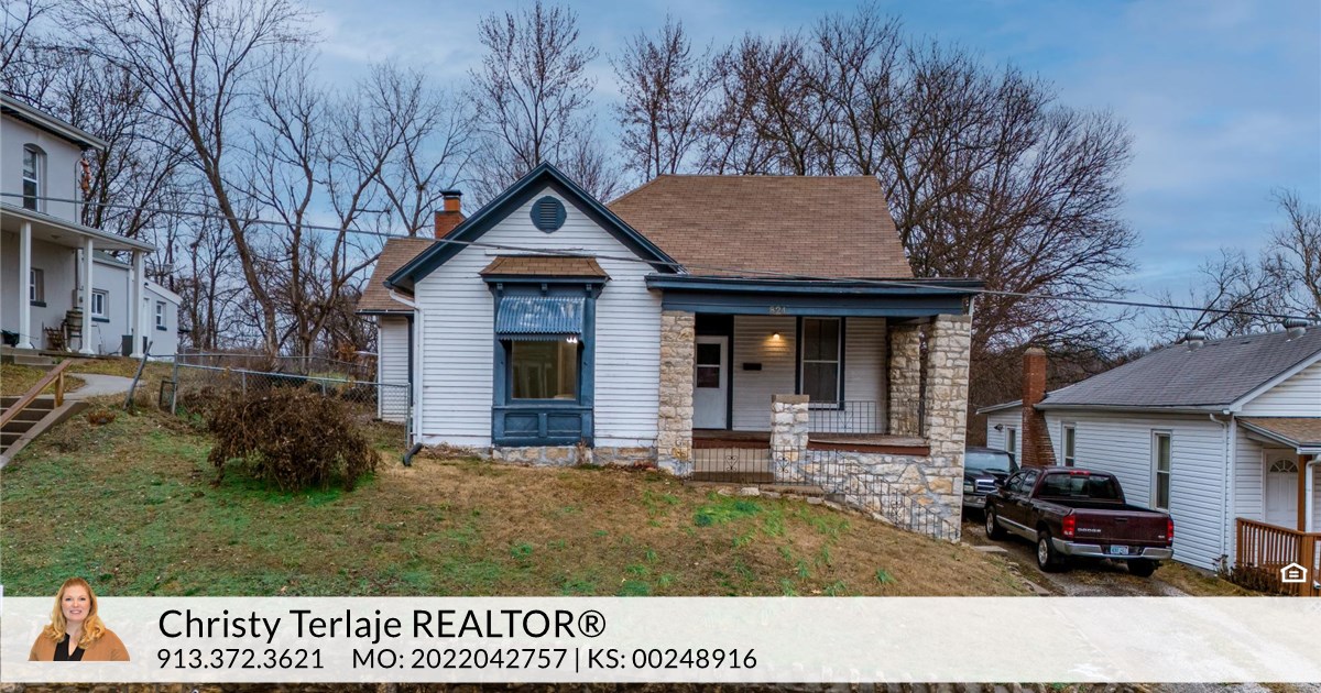 824 Shawnee St, Leavenworth, KS 66048